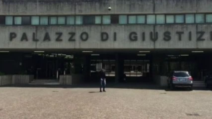 la faccia del palazzo di giustizia di foggia