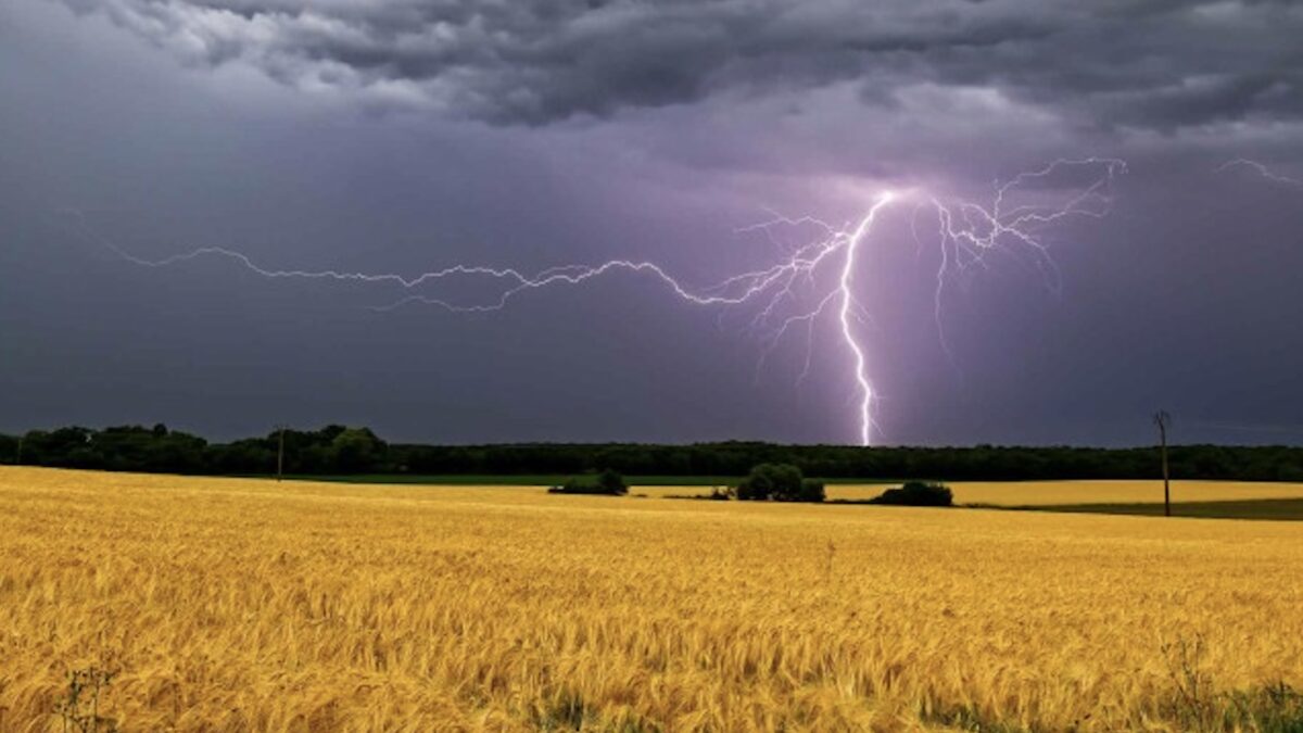 Meteo, perturbazione invade l'Italia: crollo delle temperature e arrivano i temporali