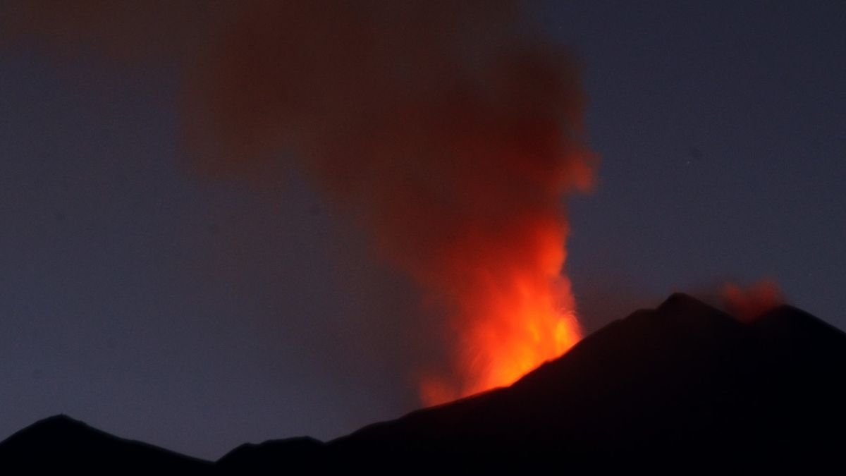 Etna-eruzione-cratere-Voragine