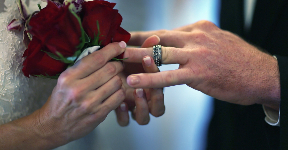 Due ragazzi cambiano sesso e decidono di sposarsi