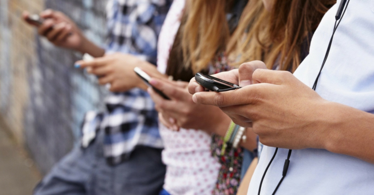 Riprendevano i professori con il cellulare, sospesi in ventidue