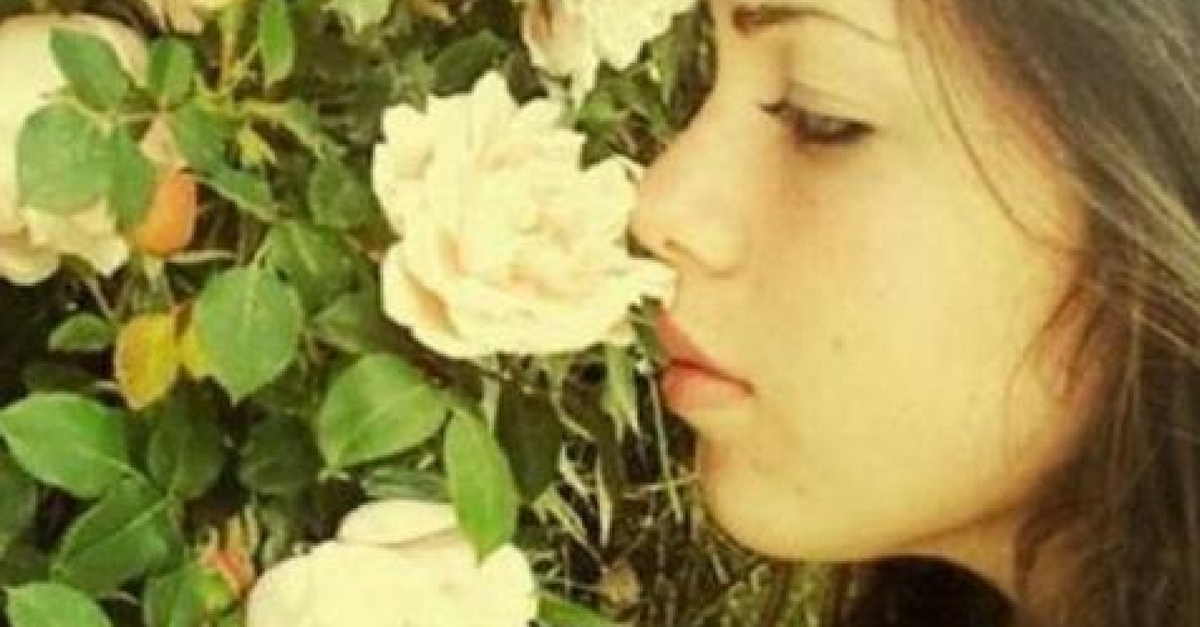 eleonora bottaro emntre annusa una rosa