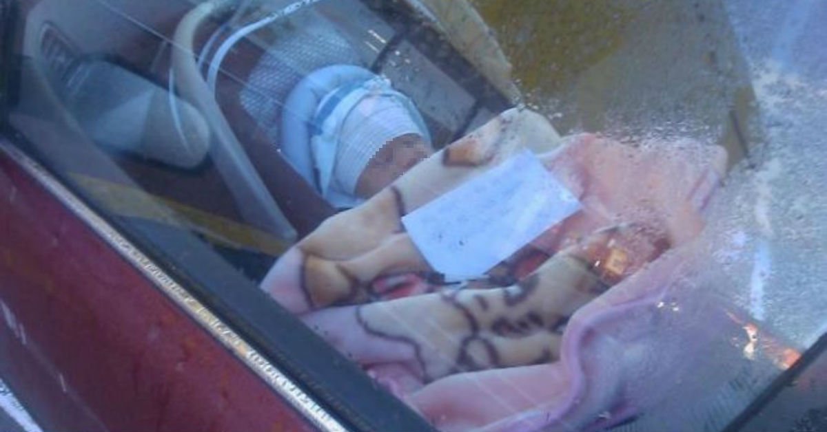 Lascia il neonato in macchina per fare la spesa con un biglietto: "Chiamatela se avete bisogno"