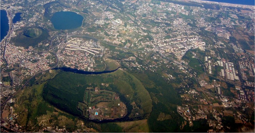 “Come sopravvivere a terremoto ed eruzione”. Campi Flegrei e Vesuvio in allerta, opuscolo shock distribuito a Napoli