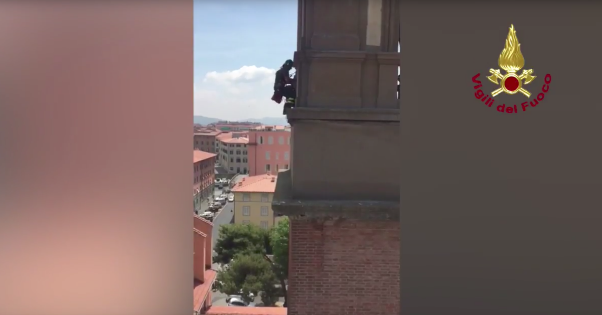 Operaio licenziato minaccia di buttarsi: salvato da un Vigile del Fuoco