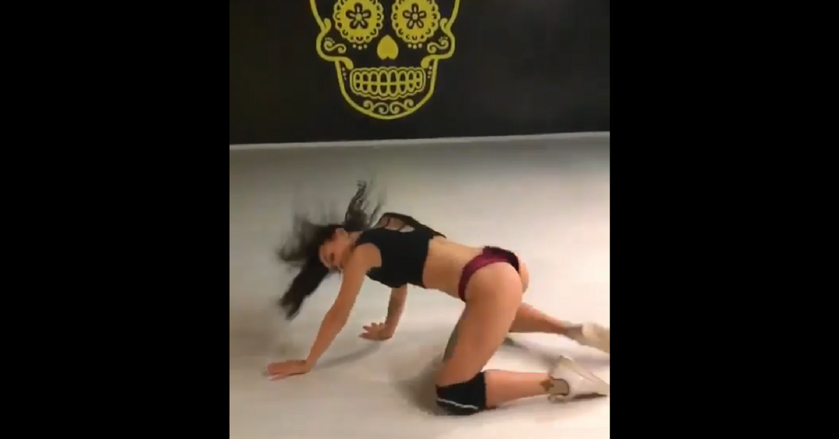 Sensualità e scioltezza: il twerk di questa ballerina è ammaliante