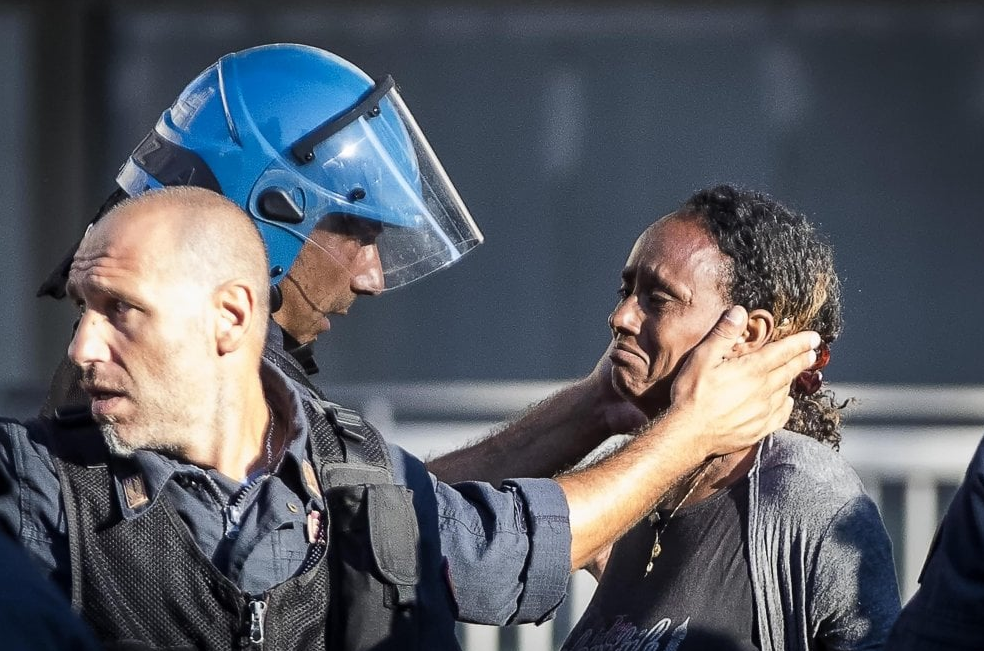 Scontri a Roma piazza Indipendenza polizia rifugiati