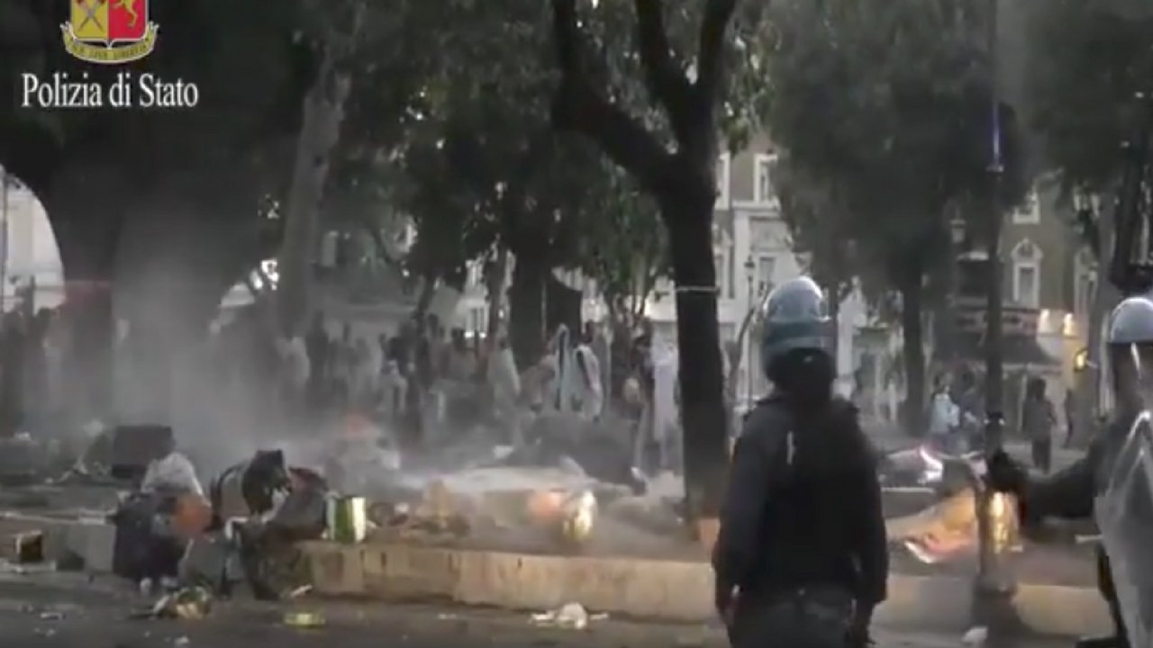 roma piazza indipendenza richiedenti asilo polizia sgombero