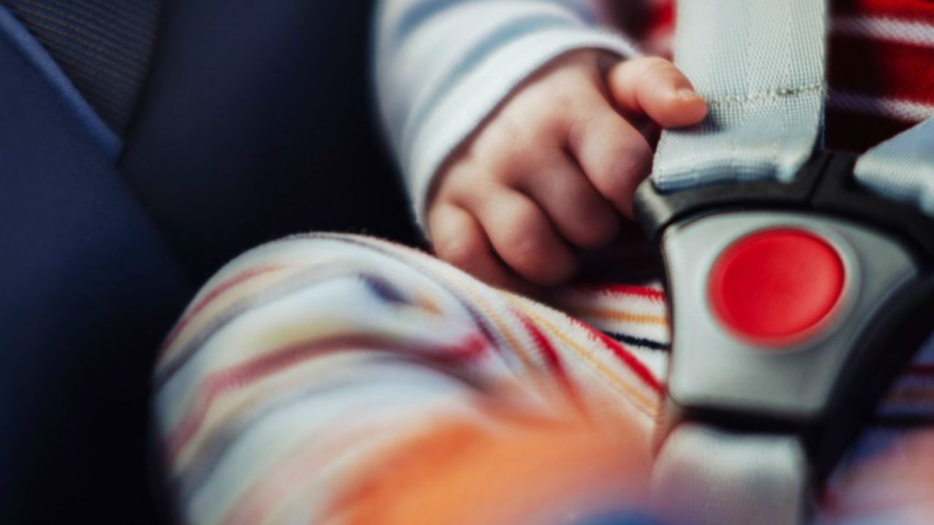 Lascia la figlia chiusa in auto per un'ora ma si preoccuperebbe solo di finire nei guai