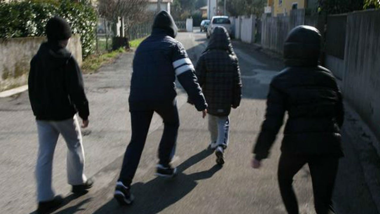 14enne egiziano massacrato a sassate per strada da band di 15enni: lo avevano preso di mira da tempo