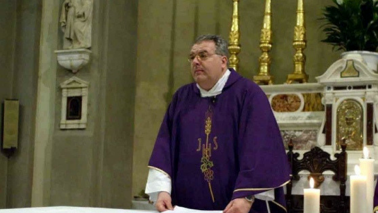 Con i soldi dei fedeli pagava gigolò, ostriche e champagne: parroco nei guai