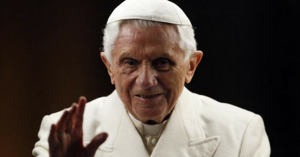 Joseph Ratzinger ha un occhio nero