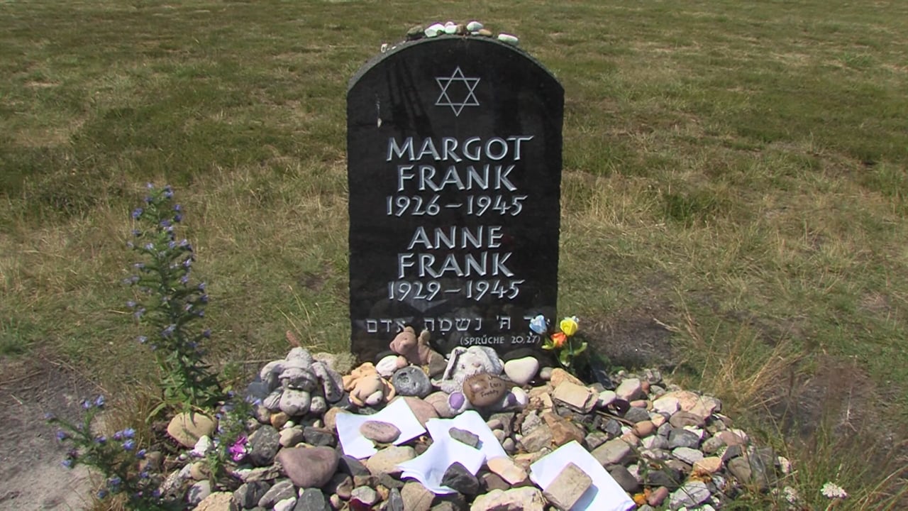 Halloween, ci si traveste da Anna Frank: scoppia il caso
