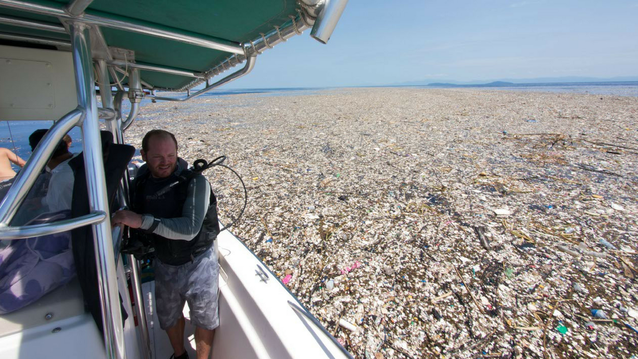 Un'isola di plastica galleggia nel mare dei Caraibi