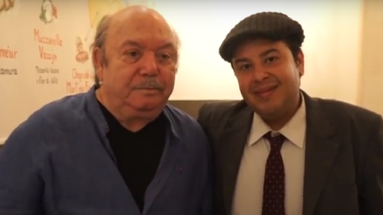Viktor, diseredato dalla famiglia perché vuole fare il comico, Lino Banfi: "Non mollare"