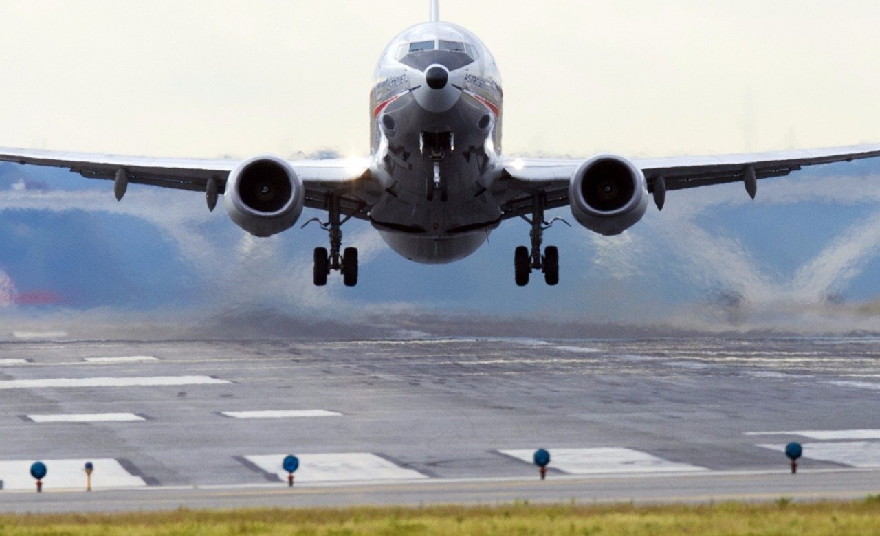 Moglie scopre tradimento, volo diretto a Bali costretto ad atterraggio di emergenza