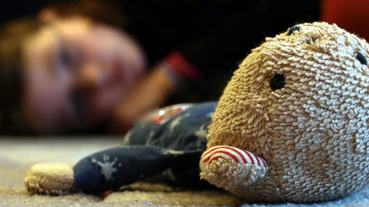 Mamma manda le foto hard della figlia di 7 anni all'amante: l'uomo finisce in manette
