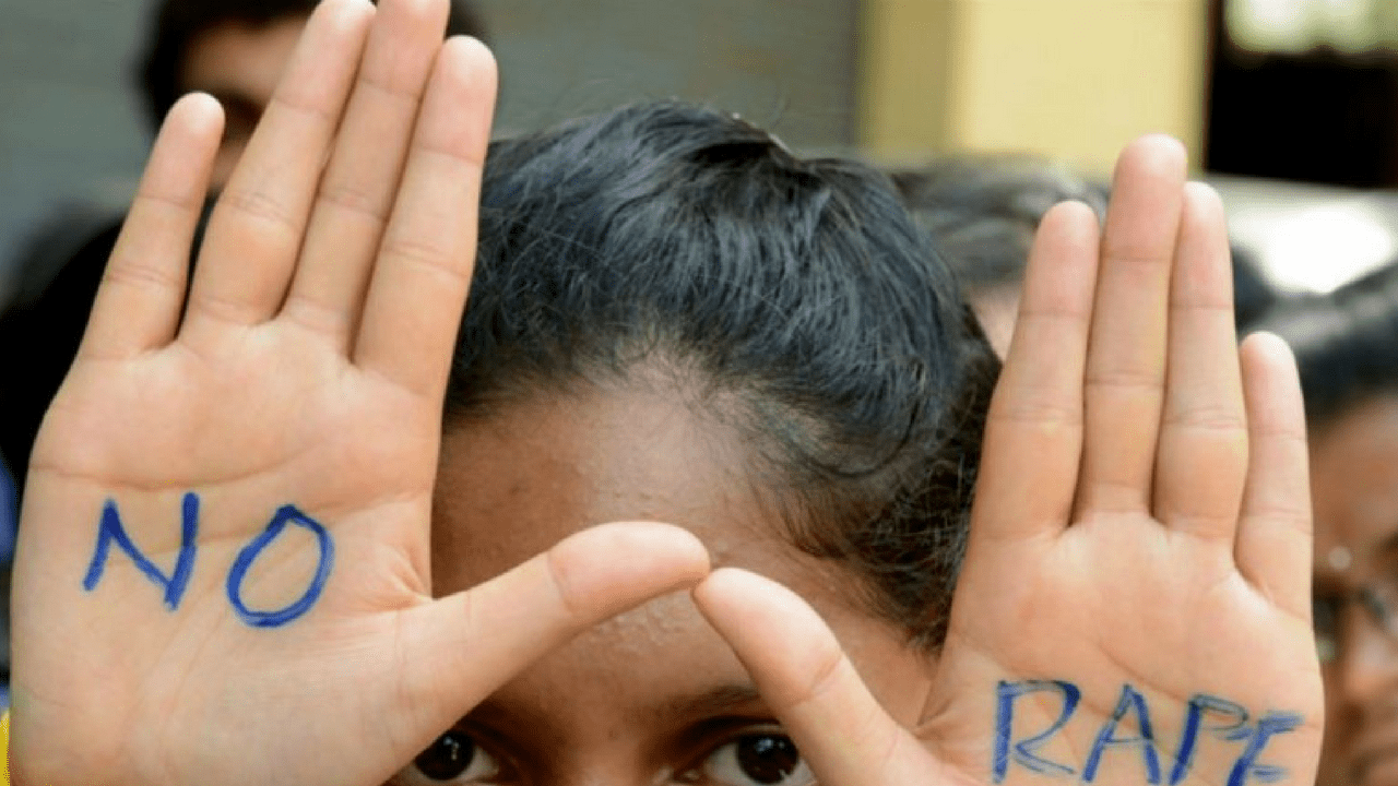 India, bambina violentata con un bastone