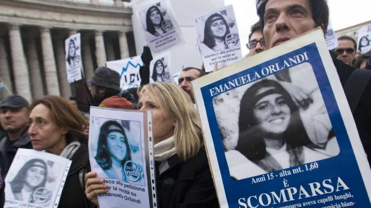 corteo di persone che in mano hanno la foto di emanuela orlandi