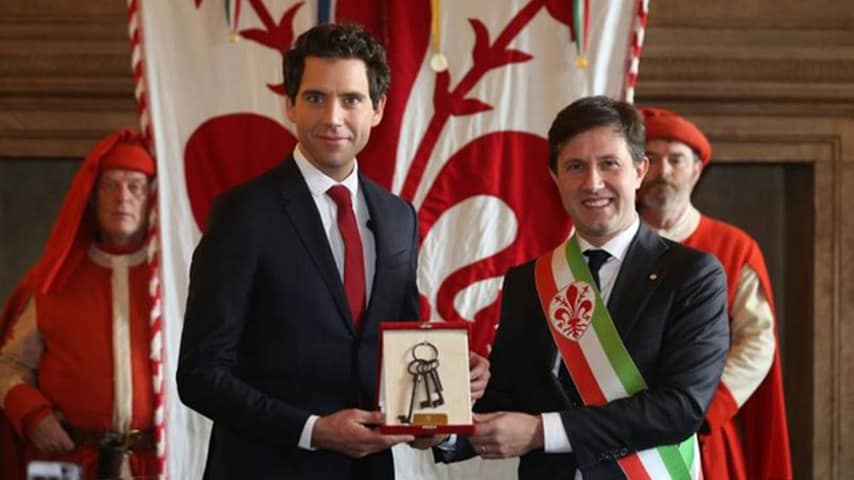 Mika riceve le chiavi della città dal sindaco di Firenze Dario Nardella