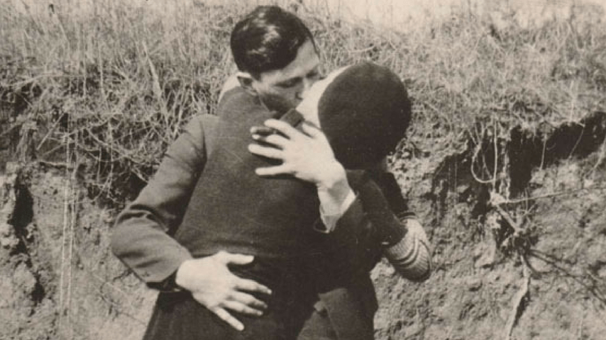 L'ultimo bacio di Bonnie e Clyde prima della fuga