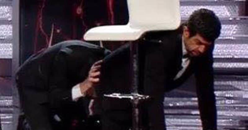 La scena di Baglioni a gattoni dietro Favino