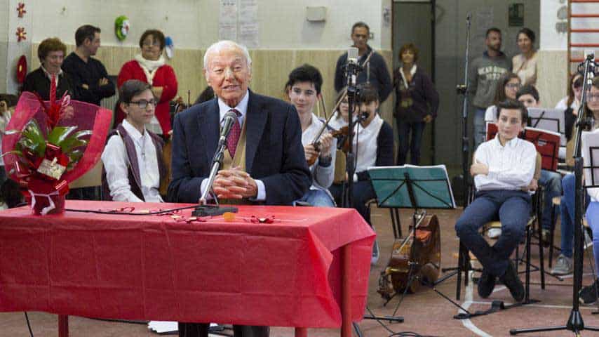 Piero Angela parla agli studenti della scuola di Vercelli