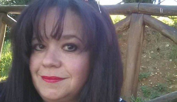 Susy Paci era a Napoli, sta bene e si è presentata da sola in Questura. La donna al momento sta parlando con gli inquirenti che stanno ricostruendo quanto accaduto in questi 19 giorni. La 49enne era stata vista per l'ultima volta proprio a Napoli con un uomo che aveva conosciuto su internet. Ritrovata viva Il caso di Susy Paci si è concluso questo pomeriggio quando si è presentata questo pomeriggio negli uffici del commissariato di polizia Vicaria-Mercato, viva e in buona salute. Del caso della donna si era occupato anche il programma Chi l'ha visto?. La scomparsa Susy Paci era andata via di casa il 23 gennaio scorso, quello è stato l'ultimo momenti in cui i suoi familiari l'hanno vista. La 49enne aveva lasciato la sua casa di Subbiano, in provincia di Arezzo, spontaneamente per poi viaggiare alla volta di Napoli. La donna avrebbe dapprima preso l’auto per raggiungere il centro città dove ha poi parcheggiato e con un trolley ha preso infine un treno per Napoli. Arrivata lì avrebbe incontrato un uomo conosciuto online. L’uomo avrebbe lasciato l’albergo il mattino del giorno dopo e subito dopo la donna sarebbe scesa per fare colazione. Le parole della famiglia Susy lasciava solo un marito preoccupato e due figli, di 17 e 19 anni. Il marito aveva rivelato: "Ora noi viviamo nell’angoscia. Perché l’ha fatto? Non le mancava nulla, io l’ho perdonata tante volte, ma avrà trovato uno meglio di me". Stefania, un’amica di Susy, aveva parlato a Chi l’ha visto?: "Mi aveva detto di aver conosciuto alcune persone attraverso le chat di Internet, ma aveva aggiunto che era una cosa innocente, per divertimento, senza particolare importanza". Per sapere cosa è veramente accaduto in questi giorni bisognerà attendere.