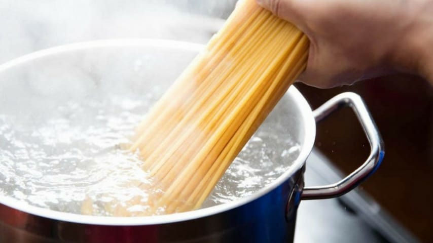 Studentesse americane decidono di cucinare un piatto di pasta e per poco non incendiano la casa