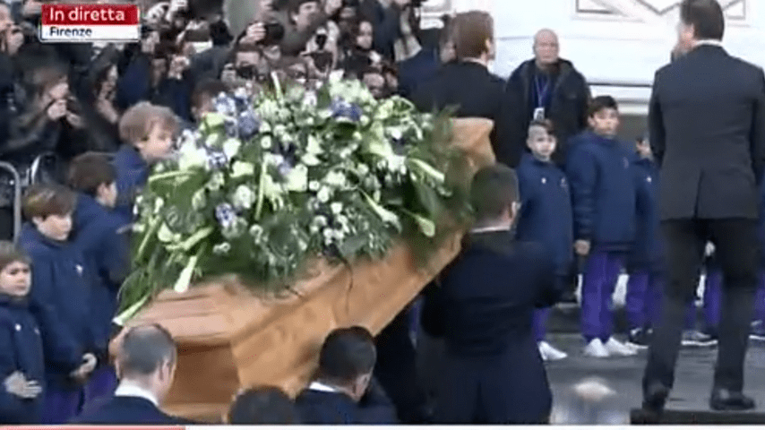 In queste ore la famiglia, i compagni di squadra, gli amici e gli avversari sul campo salutano Davide Astori per l'ultima volta