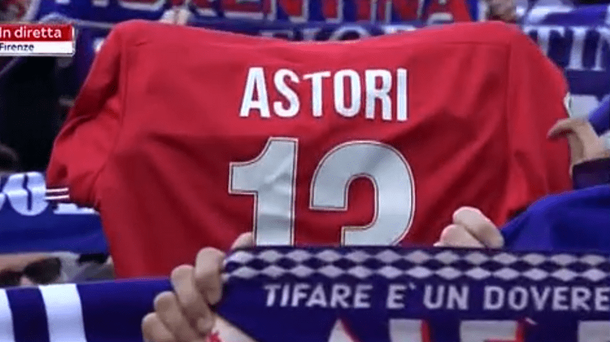 La maglia numero 13, mostrata con orgoglio, per salutare Davide Astori