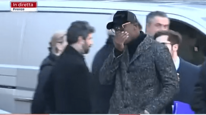 Mario Balotelli fuori dalla Chiesa prima dei funerali