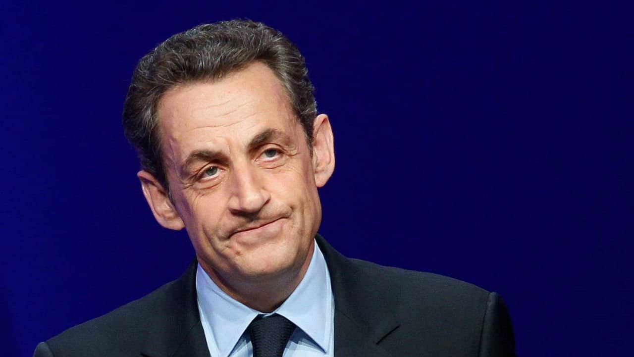 sarkozy contestato dalle femen due attiviste irrompono nel suo bagno di folla