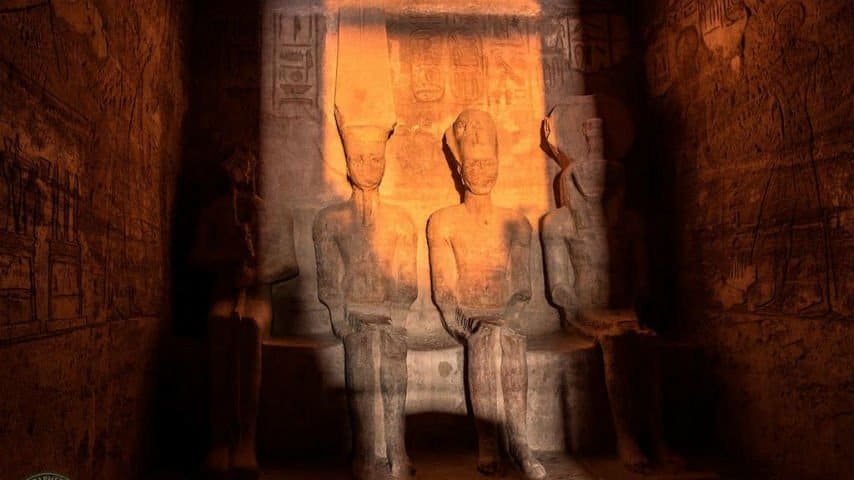 statua di ramses II illuminata