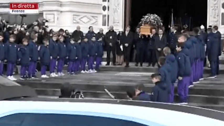 Tra i piccoli della Fiorentina, la bara di Astori lascia Santa Croce
