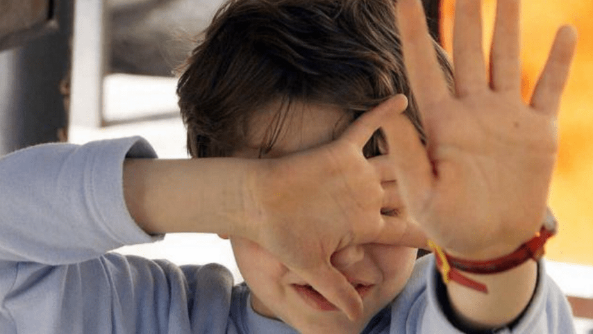 Bimbi tra i 3 e i 5 anni costretti a stare in ginocchio e presi per i capelli: maestre arrestate