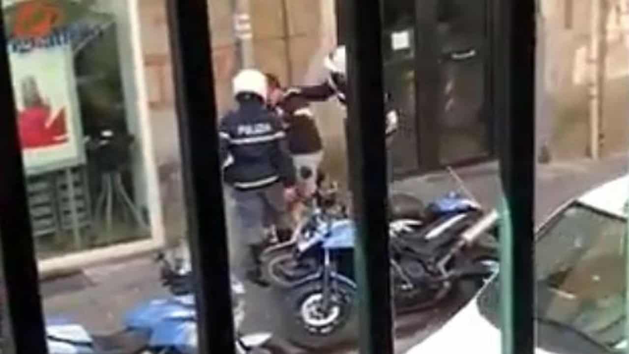 Agenti picchiano un ragazzo in strada: il video