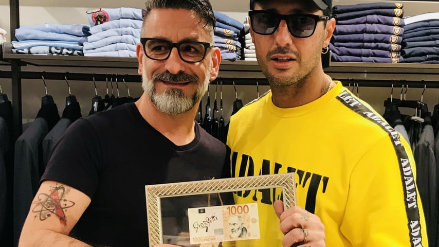 Fabrizio Corona insieme ad Alessandro Giorgetti e la sua opera. CREDITS: NellaNotizia
