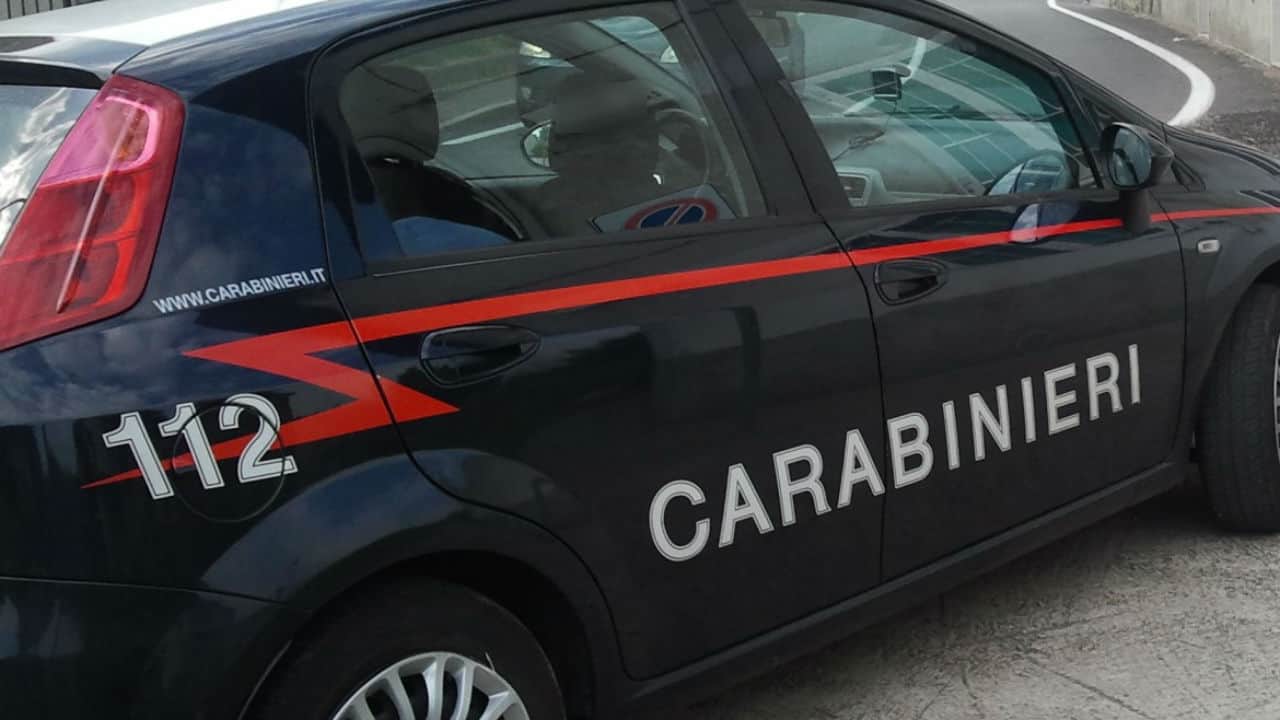 Ragazzo trovato morto in camera: sul petto una scritta col rossetto