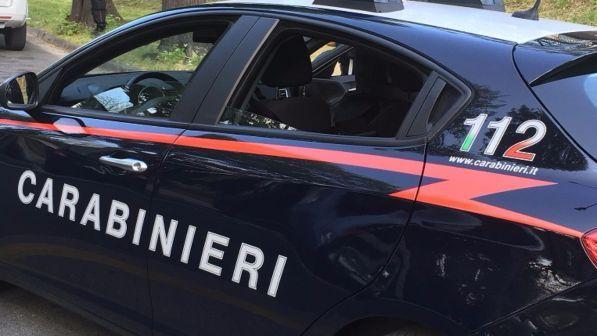 Ragazzo trovato morto in camera: sarebbe la fidanzata l'autrice della scritta