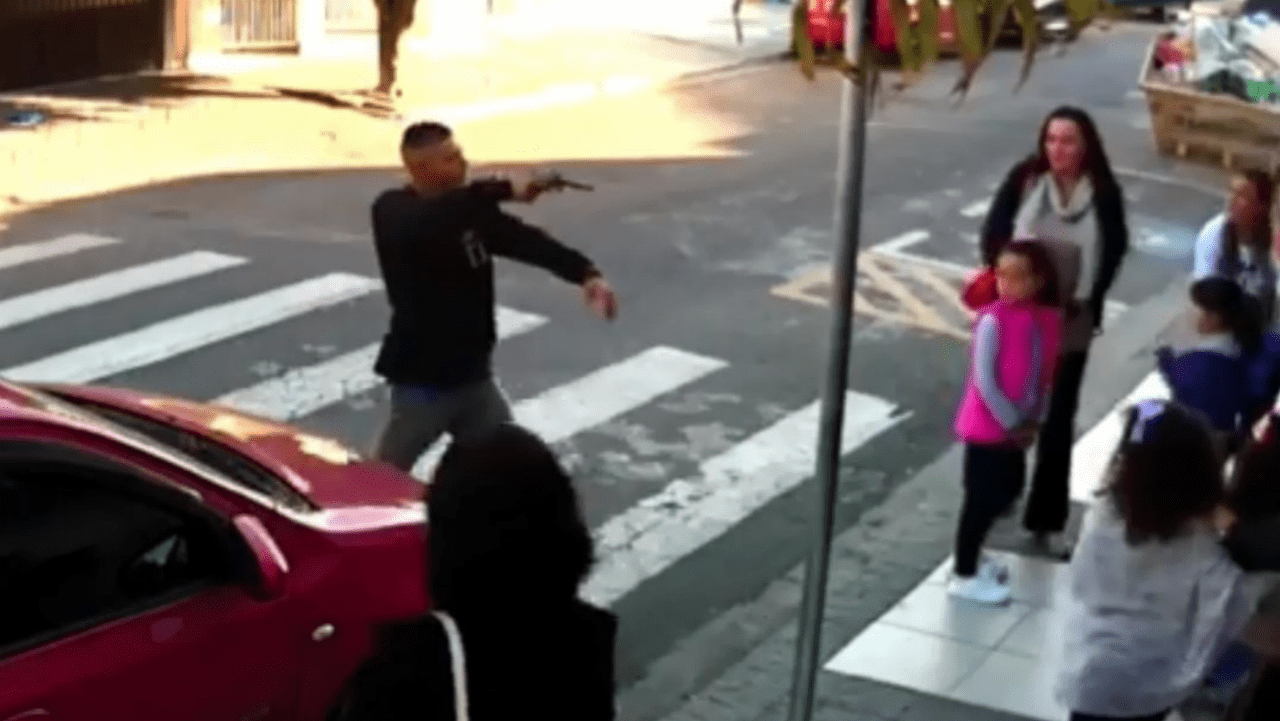 Punta la pistola contro i bambini, madre poliziotta gli spara