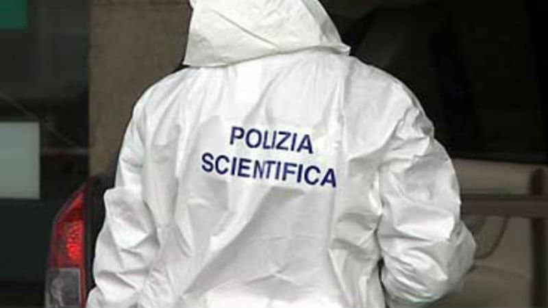 Ragazzo trovato morto in camera: sul petto una scritta col rossetto