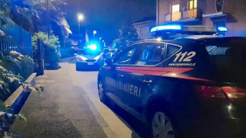 La polizia e i carabinieri sotto casa della famiglia coinvolta CREDITS: IlPiacenza