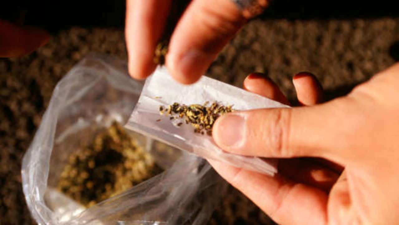Schiaffeggia il figlio sorpreso a fumare uno spinello: denunciato il padre