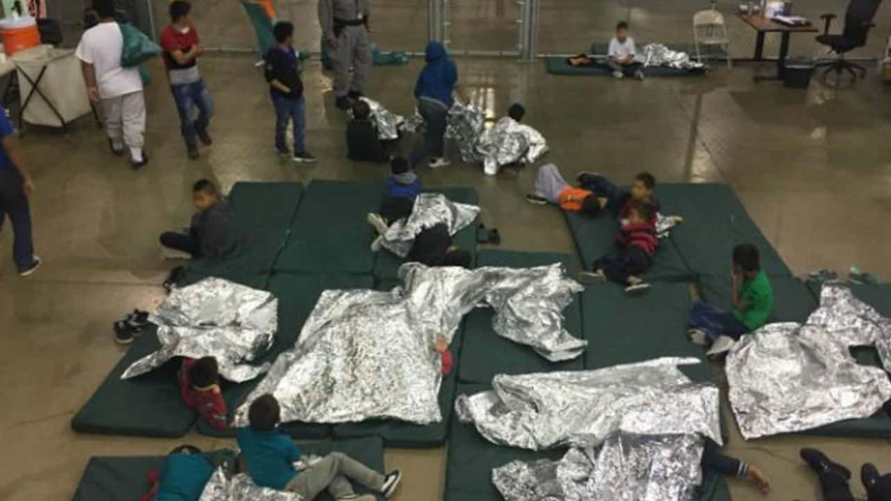 Usa: genitori e bambini migranti tenuti in gabbia