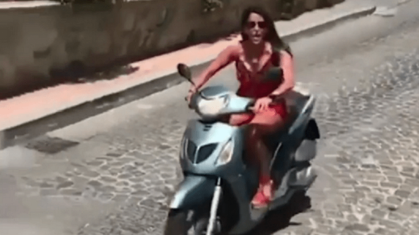 Incidente in motorino per Aida Nizar: l'ex gieffina è senza casco