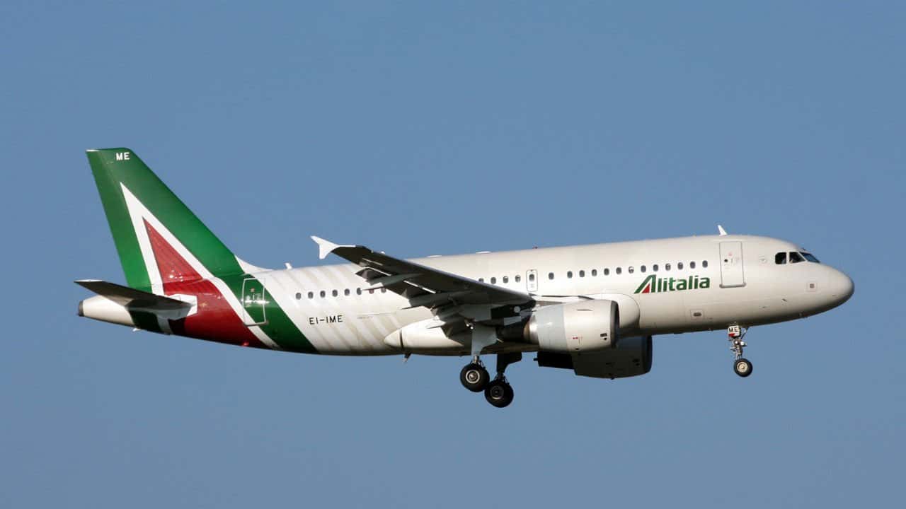 Bimbo di 2 anni muore sul volo Alitalia: atterraggio d'emergenza a Bari