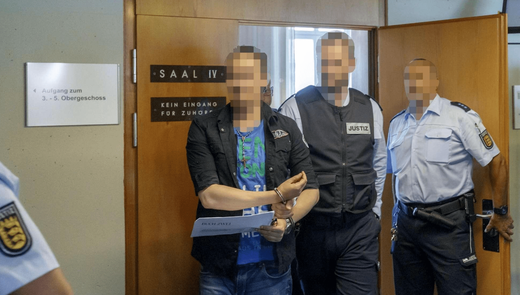 Abusavano e vendevano il figlio ai pedofili: condannati a 12 anni