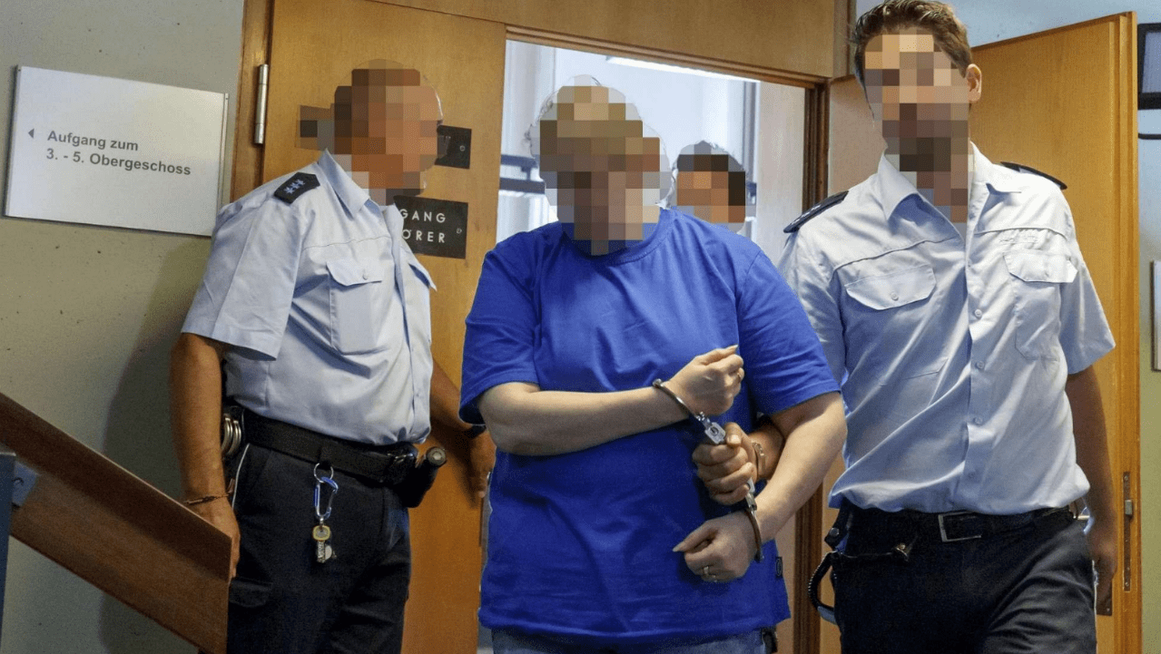 Abusavano e vendevano il figlio ai pedofili: condannati a 12 anni