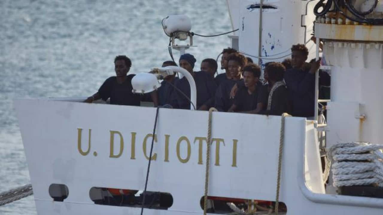 I migranti sulla nave Diciotti sbarcano